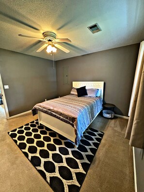 2 bedrooms, WiFi, bed sheets - Midtown Oasis (Mountain View)