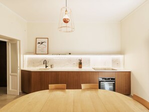 Réfrigérateur, four, batterie de cuisine, vaisselle et ustensiles