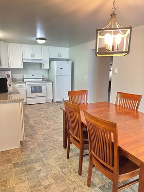 Mikrovågsugn, ugn, spishäll och diskmaskin