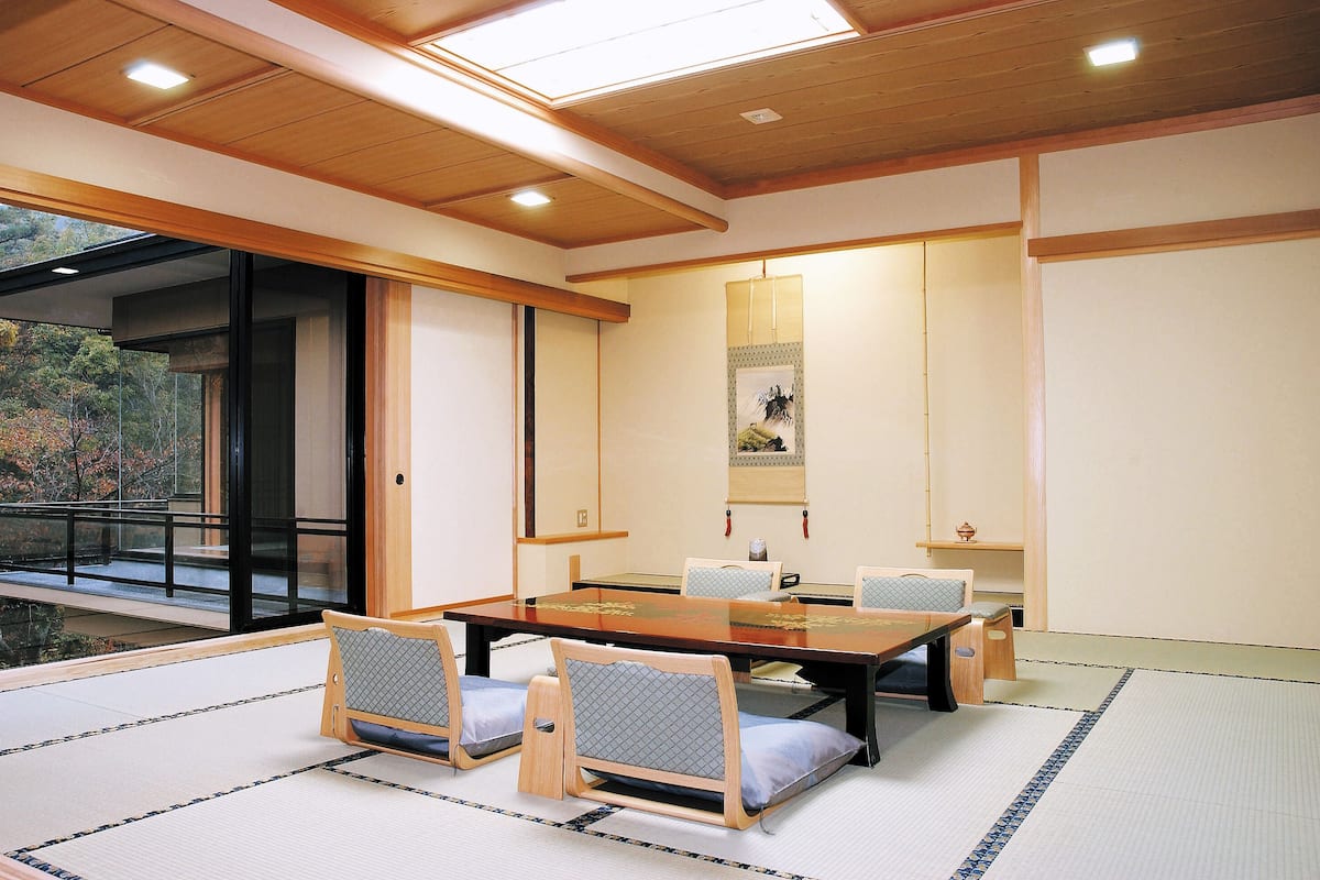 Fyrbäddsrum i japansk stil - icke-rökare - utsikt mot trädgården | Värdeförvaringsskåp på rummet och sängkläder