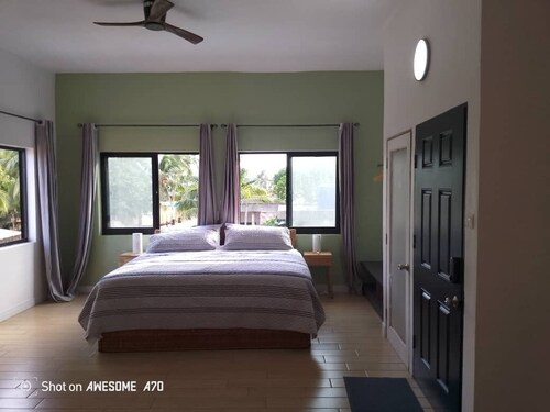 Spacious 4-bedroom townhome with AC and WiFi in fabulous Porto-Novo