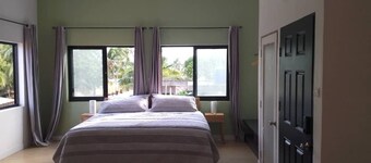 Spacious 4-bedroom townhome with AC and WiFi in fabulous Porto-Novo