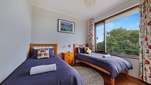 5 bedrooms, free WiFi, bed sheets - Arrawong - Amazing Views! (Merimbula)