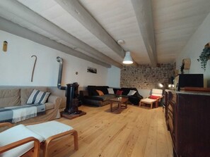 Smart-TV, DVD-Player, Bücher, Stereoanlage