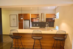 Fridge, microwave, oven, stovetop - Luxury Condo, steps from Lekki Phase 1 (lagos)