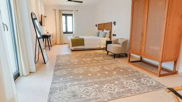 Superior Suite | 1 camera, una cassaforte in camera, una scrivania, tende oscuranti