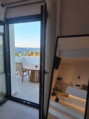 Deluxe-suite - mod havet | 1 soveværelse, pengeskab på værelset, skrivebord, mørklægningsgardiner