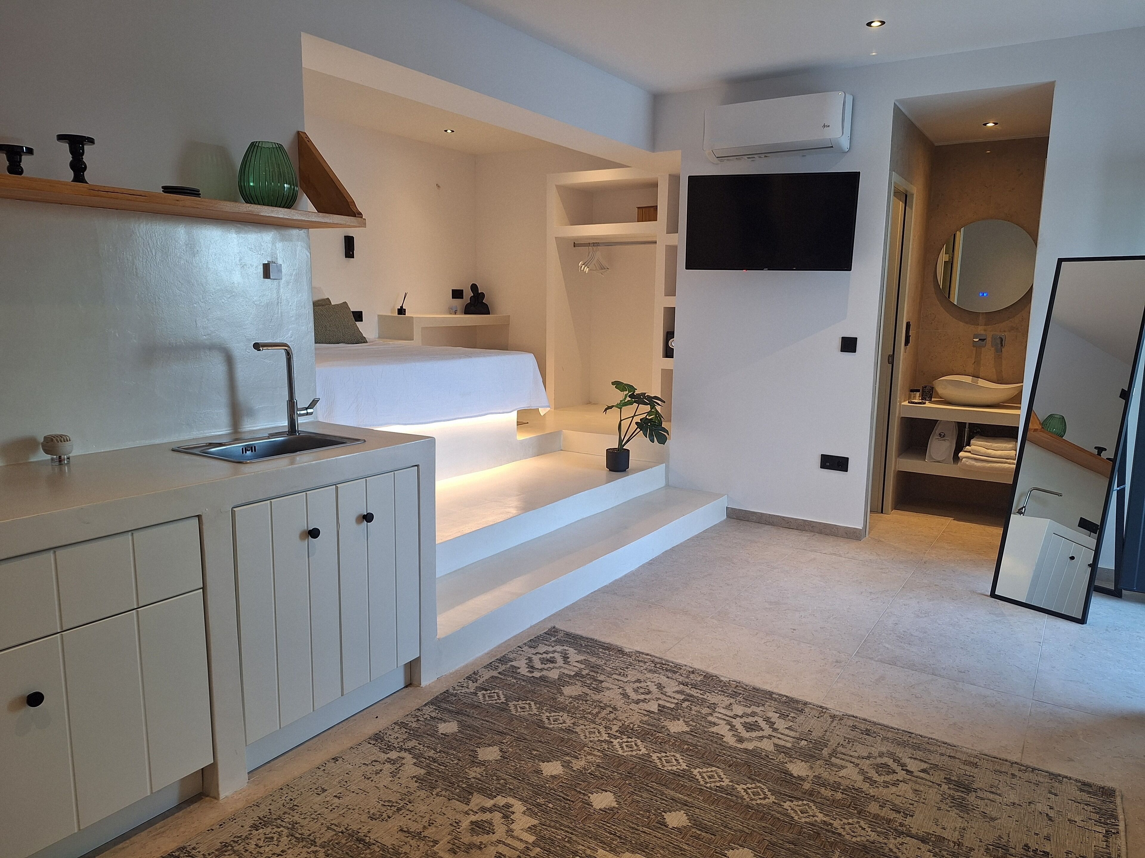 Suite – deluxe, sjøvendt | Oppholdsområde | En 38-tommers LED-TV med digitale kanaler