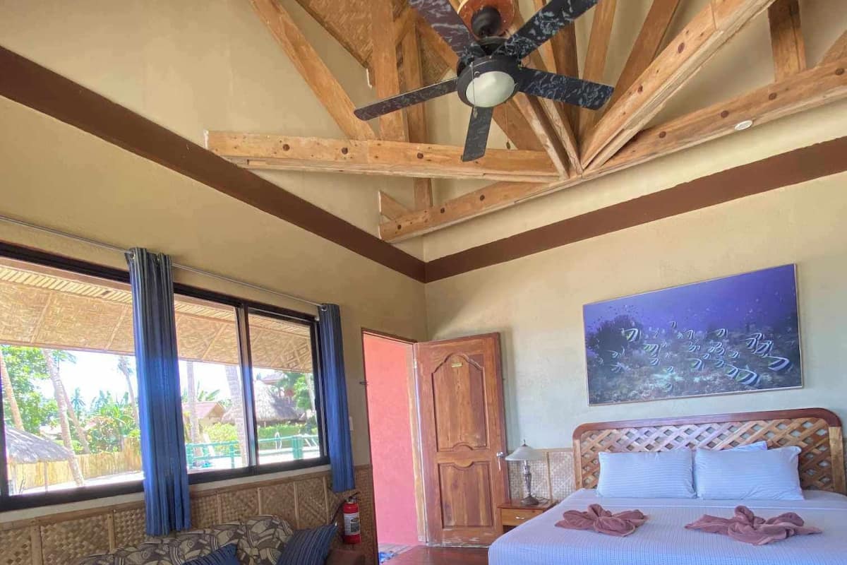 Deluxe Suite, Balcony, Sea View | 2 bedrooms, bed sheets