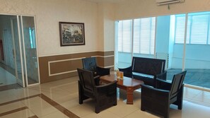 Lobby - PLUM Dreamscape Bale Hinggil Surabaya (Surabaya)