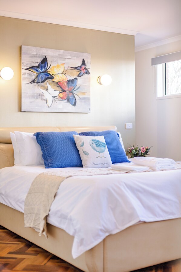 5 bedrooms, iron/ironing board, free WiFi - StayAU Family Home in Caroline Springs (Caroline Springs)