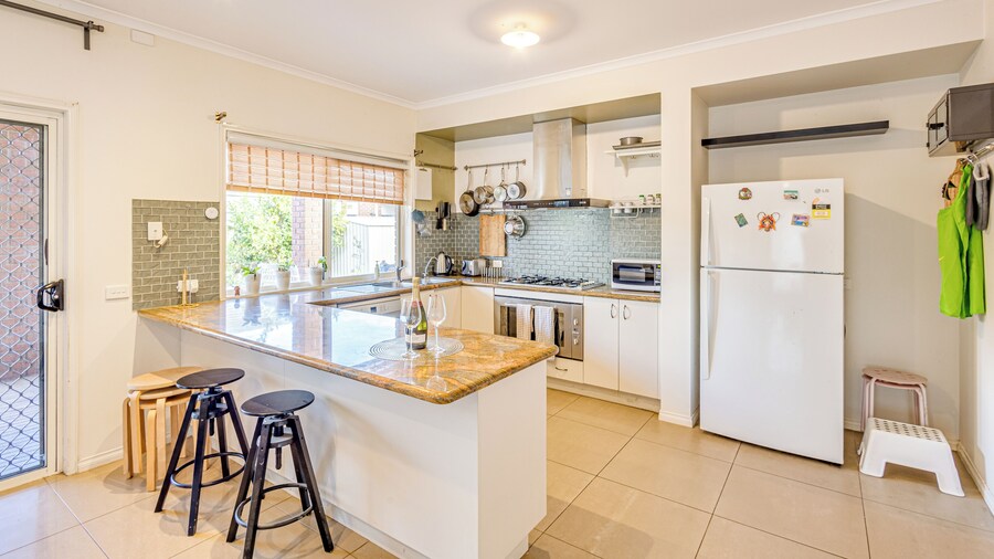 StayAU Family Home in Caroline Springs