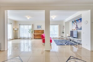 Flat-screen TV - StayAU Family Home in Caroline Springs (Caroline Springs)