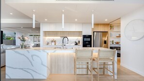 冷蔵庫、電子レンジ、オーブン、コンロ