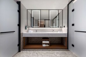 Suite Deluks, 1 Tempat Tidur King | Kamar mandi