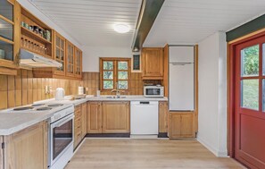 Frigorífico, placa de cocina, lavavajillas y cafetera o tetera