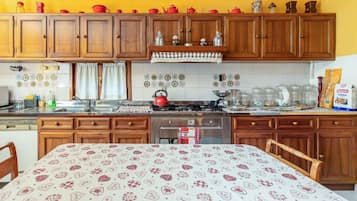 Frigorifero, forno, piano cottura, lavastoviglie