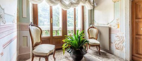 المنشأة من الداخل