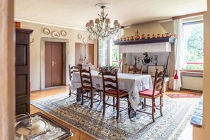 Dining - Elegant 350 sqm apartment for 6 people, located on two levels of a historic 18th century villa. The villa, with fine furnishings and frescoed galleries, will enchant you with its rooms, where history and comfort blend to give you an unforgettable experie (Belluno)