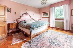 3 bedrooms, iron/ironing board, WiFi, bed sheets - Elegant 350 sqm apartment for 6 people, located on two levels of a historic 18th century villa. The villa, with fine furnishings and frescoed galleries, will enchant you with its rooms, where history and comfort blend to give you an unforgettable experie (Belluno)
