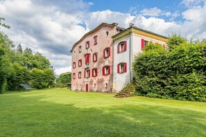 Exterior - Elegant 350 sqm apartment for 6 people, located on two levels of a historic 18th century villa. The villa, with fine furnishings and frescoed galleries, will enchant you with its rooms, where history and comfort blend to give you an unforgettable experie (Belluno)