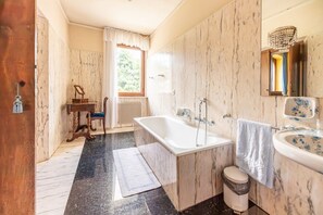 Een douche, een haardroger, een bidet, handdoeken