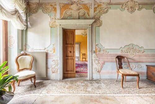 GuestHost - Elegant 350 sqm apartment for 6 people, located on two levels of a historic 18th century villa. The villa, with fine furnishings and frescoed galleries, will enchant you with its rooms, where history and comfort blend to give you an unforgett