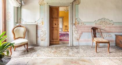GuestHost - Elegant 350 sqm apartment for 6 people, located on two levels of a historic 18th century villa. The villa, with fine furnishings and frescoed galleries, will enchant you with its rooms, where history and comfort blend to give you an unforgett