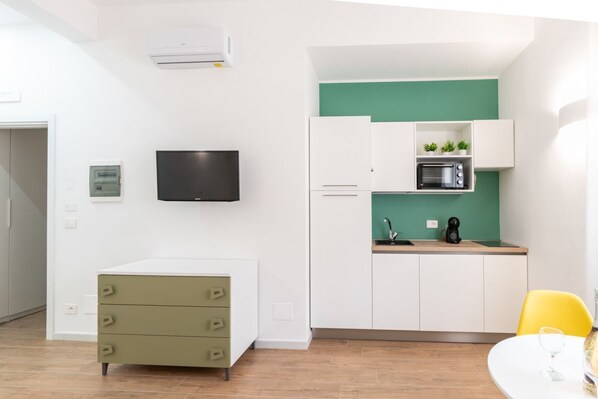 Kühlschrank, Ofen, Herdplatte, Wasserkocher mit Kaffee-/Teezubehör