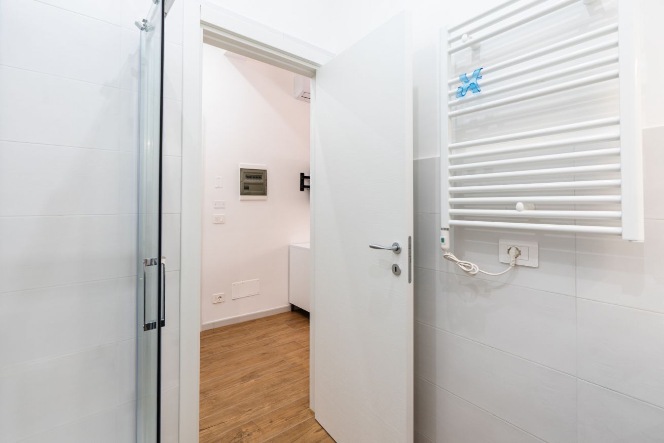 Douche, sèche-cheveux, bidet, serviettes fournies