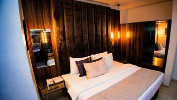 Standaard kamer, balkon | Een bureau, een laptopwerkplek, geluiddichte muren, gratis wifi