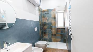 Douche, sèche-cheveux, bidet, serviettes fournies