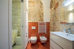 Shower, hair dryer, bidet, towels - Residence Il Torrino al Porto (Bisceglie)