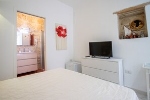 1 dormitorio, tabla de planchar con plancha, Internet y ropa de cama