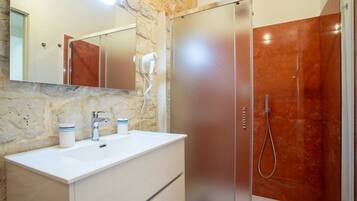 Doccia, asciugacapelli, bidet, asciugamani