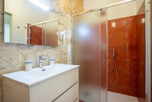 Dusche, Haartrockner, Bidet, Handtücher