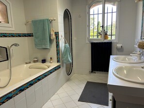 Dusj, hårføner og toalettpapir