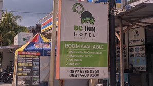 Un panneau indiquant les équipements disponibles dans l’hôtel, tels que la climatisation, un téléviseur à écran LED, de l’eau chaude et une connexion Wi-Fi gratuite.