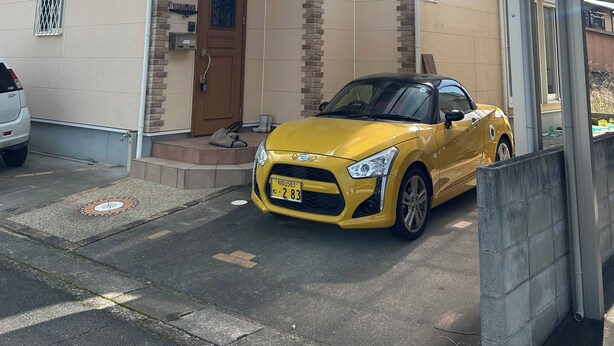 A two-story house with a yellow car parked in the driveway. - Guesthouse Aizu - Hostel (Tanabe)