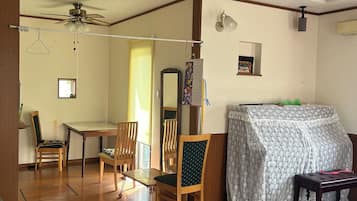 Dormitorio compartido básico, para no fumadores (8 people) | Área de sala de estar