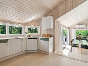 Kjøleskap, mikrobølgeovn, oppvaskmaskin og kjøkkenutstyr