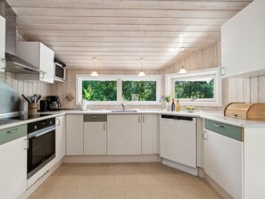 Refrigerador, microondas, lavavajillas y utensilios de cocina