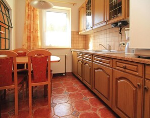 apartman | Privát konyha | Elektromos vízforraló, kenyérpirító és etetőszék