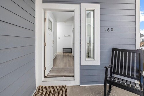 Spacious 6-bedroom home with Ideal Beach access in Garden City.