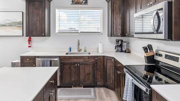 Een koelkast, een magnetron, een oven, een kookplaat