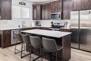 Refrigerador, microondas, horno, placa de cocina