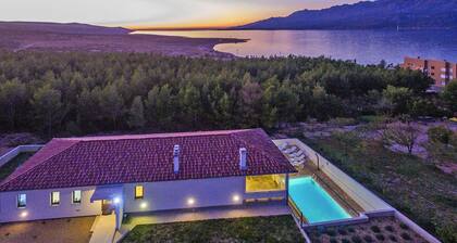 Villa in Rovanjska With Sea Views & Pool