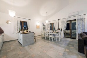 Villa | Dining