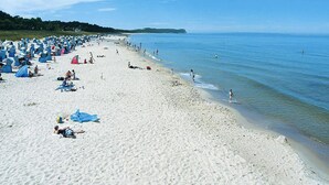 Une plage où l’on voit de nombreuses tentes et beaucoup de monde.