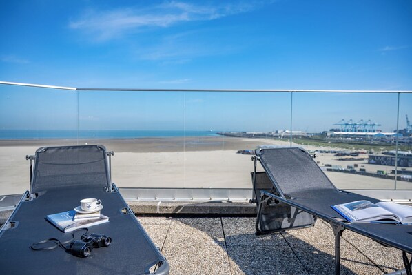 Property grounds - Spacious 2-bedroom penthouse with large sunny terraces at Zeebrugge beach (Brugge)